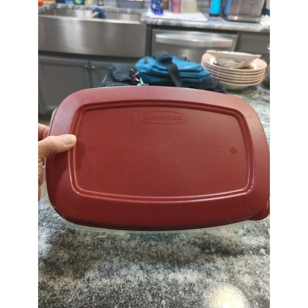 Rubbermaid 1.1 Gal Casserole Easy Find Lid Food Storage Container Large